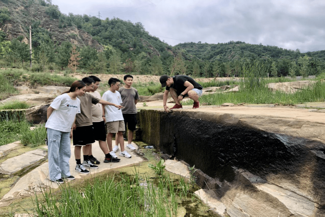 在延长石油宝塔采油厂王皮湾联合站,实践队员换上工