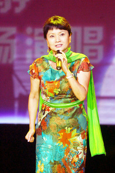 王静是总政歌剧团著名的女高音歌唱家,国家一级演员,主演了《刘胡兰
