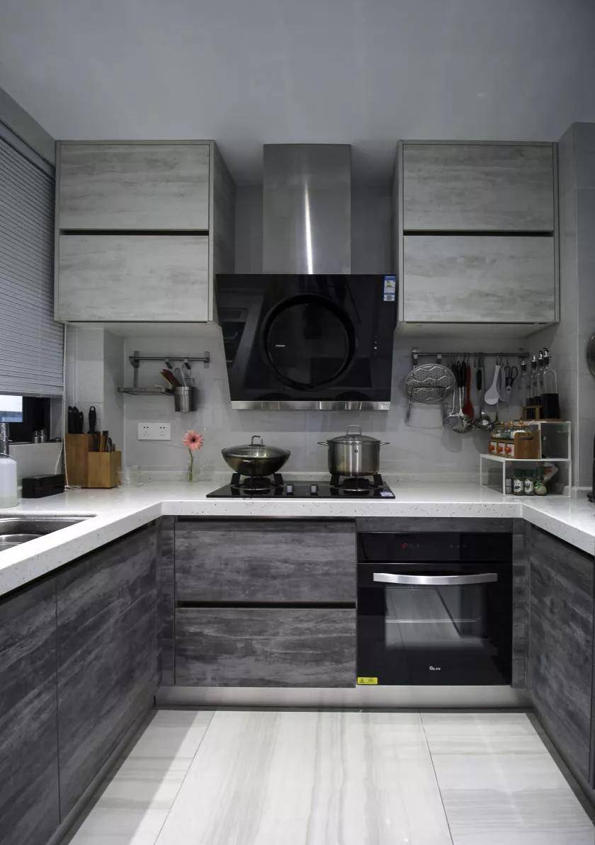 厨房瓷砖整体橱柜搭配白色台面,让厨房变得轻盈敞亮.