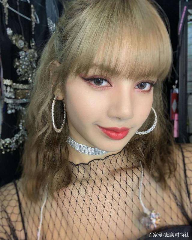 lisa整容前照片曝光,塌鼻梁还长胡须,"换头"后变身时尚女神