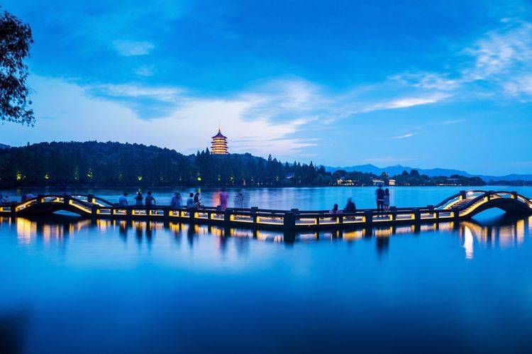 雷峰塔:是杭州市西湖著名景点之一,吸引众多游客前往