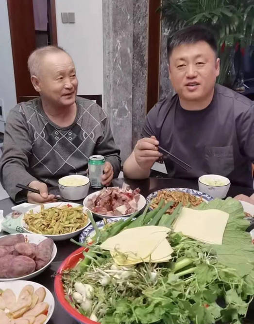 赵本山爱徒宋晓峰为父亲补过生日,全程亲自操办,网友
