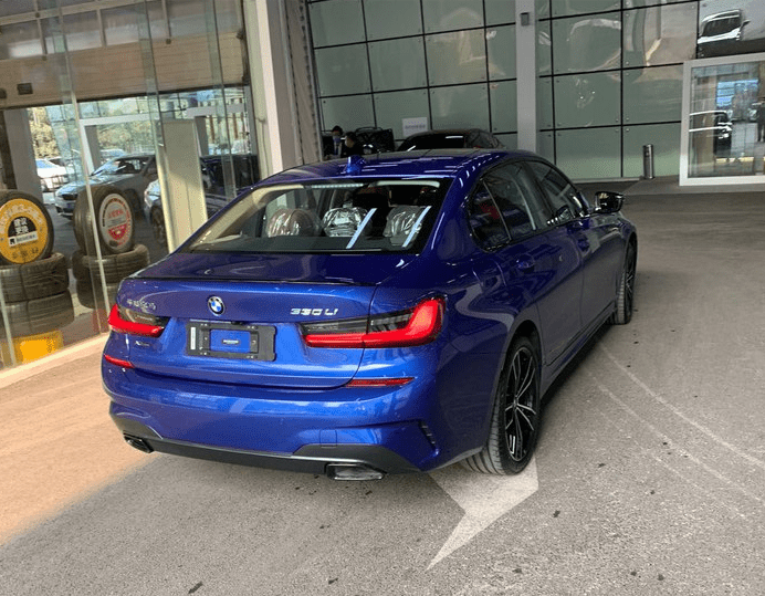 宝马330li xdrive m运动曜夜套装的驾驶室全貌,内饰铺装很规整,车门板