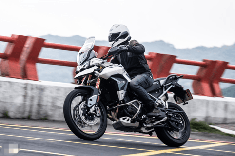 凯旋完善的电控系统保护下,tiger 900 rally pro在路况稍差的路面上的