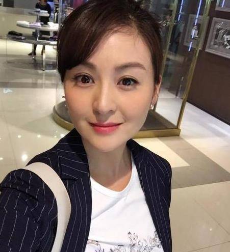 出道27年0绯闻,被富豪老公苦追11年才结婚,40岁被宠成公主_戴娇倩