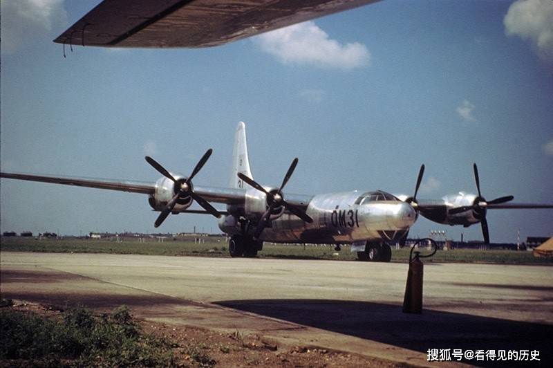 1945年,在菲律宾吕宋岛的机场上的美军b-32 dominator 轰炸机.