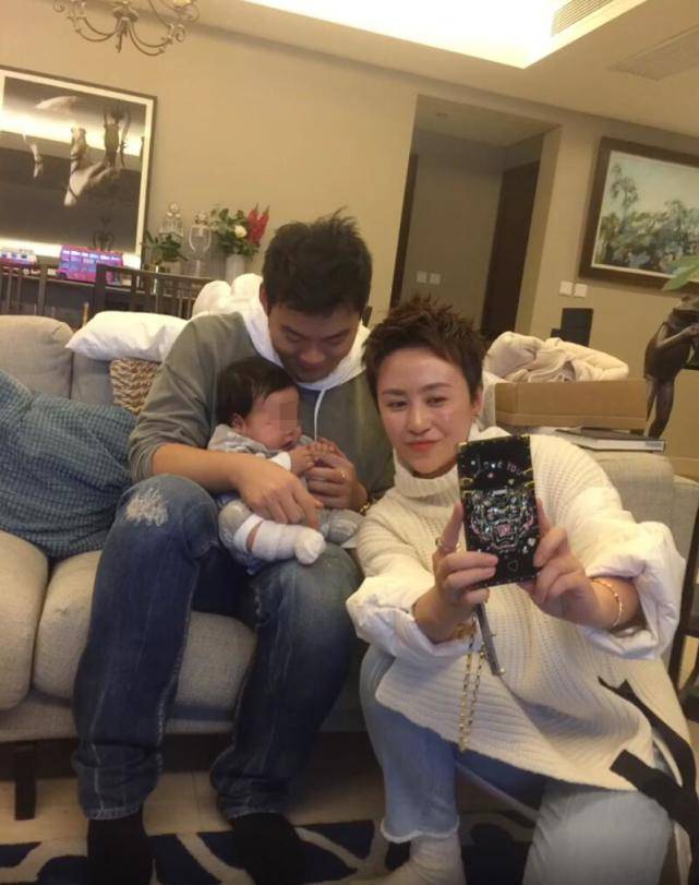 马丽许文赫夫妇看望侄子,壕送金项链金镯子,做鬼脸哄侄子开心