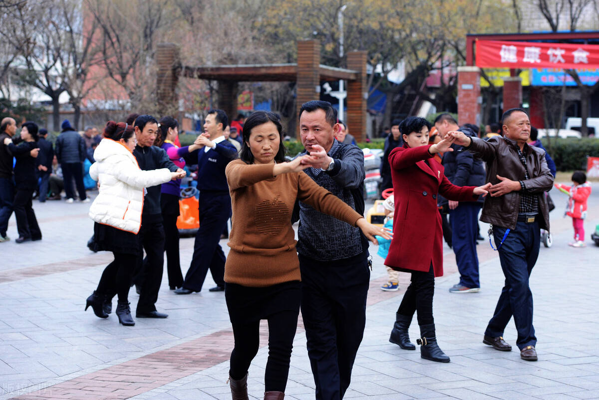 为什么建议老人少去跳交谊舞?59岁大妈:前期很开心,后期祸事多