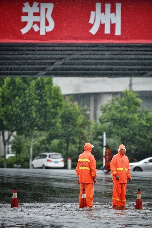 特大暴雨来袭,郑州城管系统出动2.8万人一线抢险救援