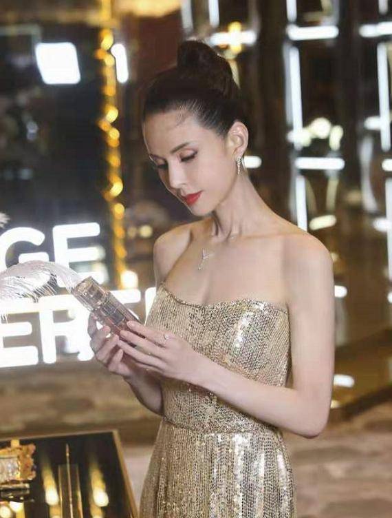 54岁李若彤还是那么精致,穿银色亮片裙优雅高贵,气质太迷人