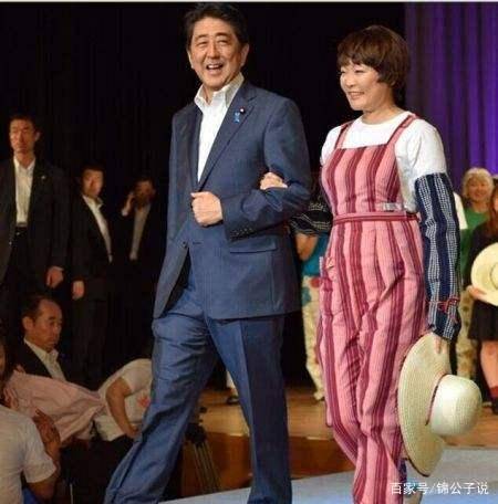 首当其冲地,是不满意安倍昭惠开居酒屋,婆婆气得大骂:"这像什么话!