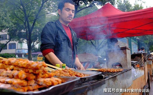 在各大城市都能看见新疆人的身影,他们卖着羊肉串生意都挺好,新疆风味