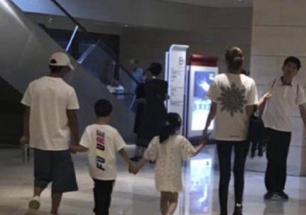 比如冯清和王宝强以及他两个孩子牵手一起去看话剧