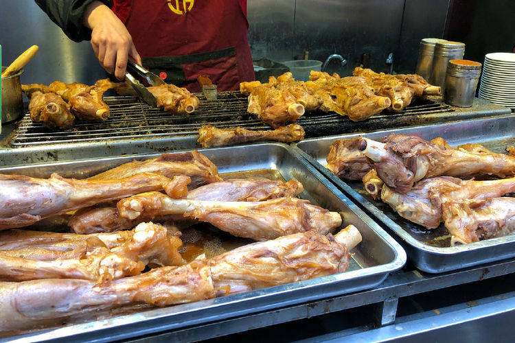 来北京必逛一趟王府井小吃街,肉串,爆肚加烤羊腿,吃得