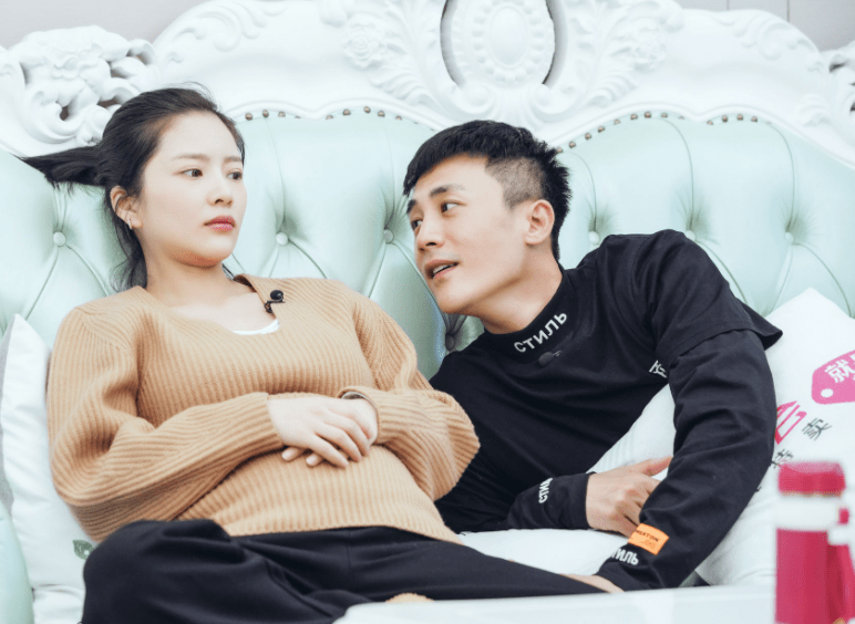 王灿晒女儿小蛋饺百日照,母女穿同款旗袍拍照,杜淳遗憾缺席