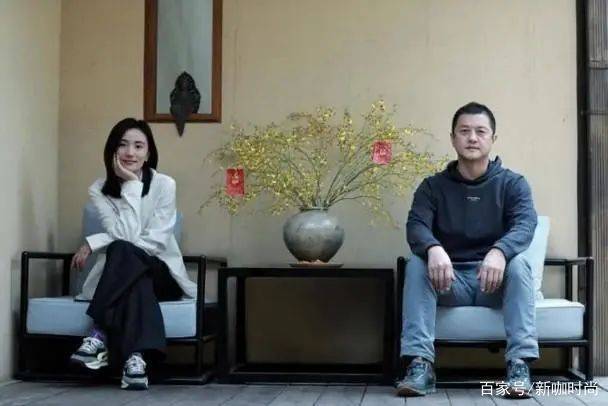 原创李亚鹏新女友气质卓越,白色小西服内搭一身黑,清冷女神范十足