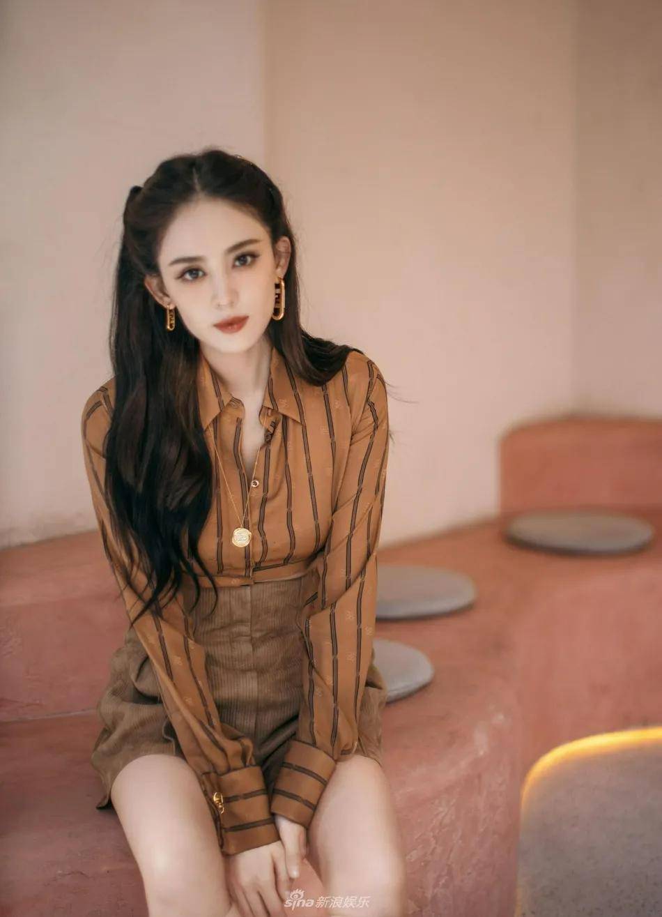 古力娜扎最新靓丽写真干练美艳!蛮腰长腿太性感撩人