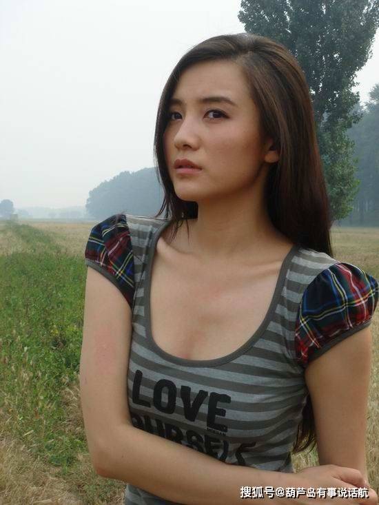 宋佳是一个东北女孩,性子直爽,她优雅性感,一点不像40