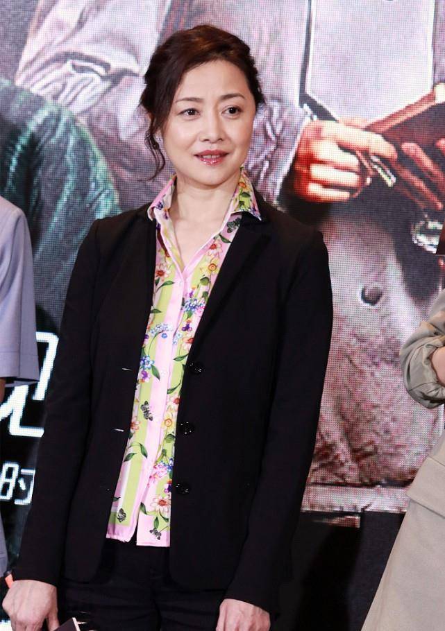 50出头的刘蓓仍然不显老,与小14岁的女演员并肩,仍然有优势
