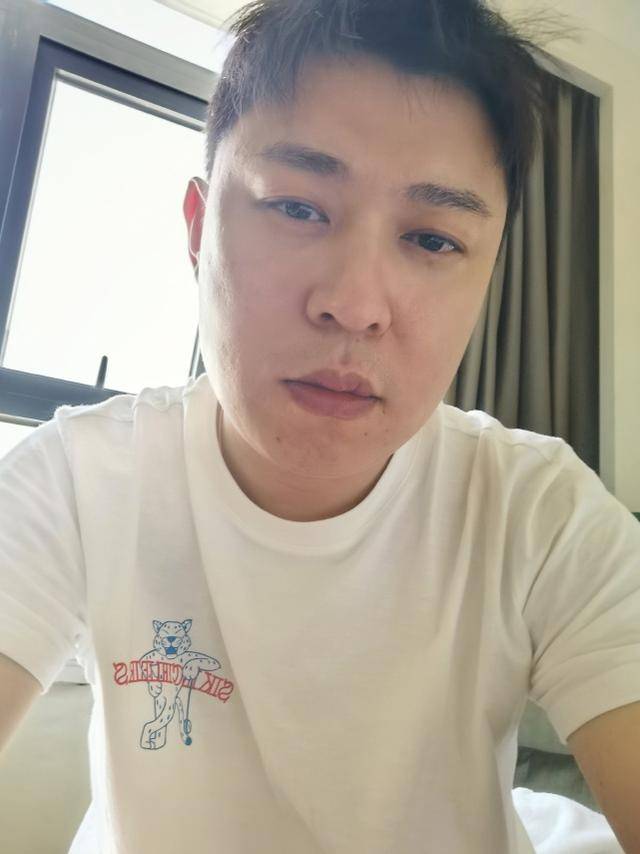 德云社李鹤东发自拍照,称要做自己,网友纷纷喊话还是做奶东吧!