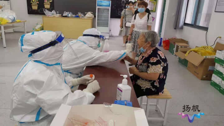 无惧风雨 扬州市医护人员全力驰援南京核酸检测