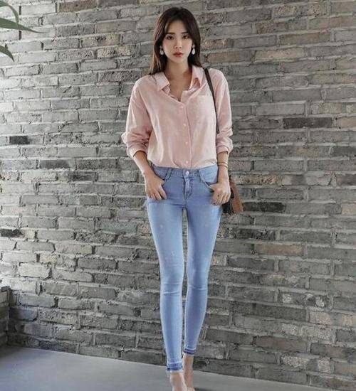 美女穿搭:小姐姐爱穿可爱的紧身牛仔裤,更显苗条身材