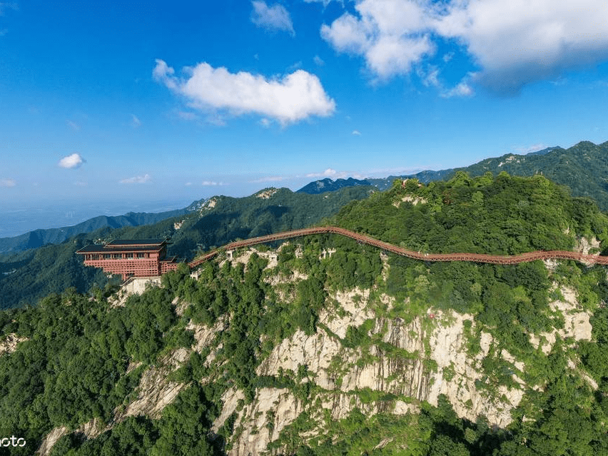 航拍陕西渭南少华山景区 龙形栈道惊险刺激