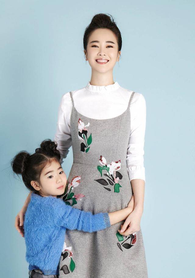 原创左小青全家照曝光,与大二十岁丈夫形同父女,女儿真是个美人坯子