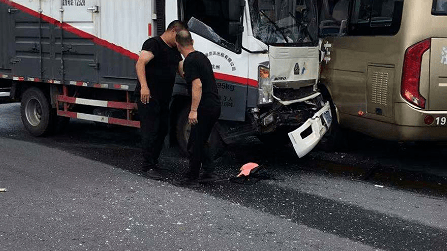 杭州江东大道一起车祸!货车与公交车相撞!人员均有不同程度受伤