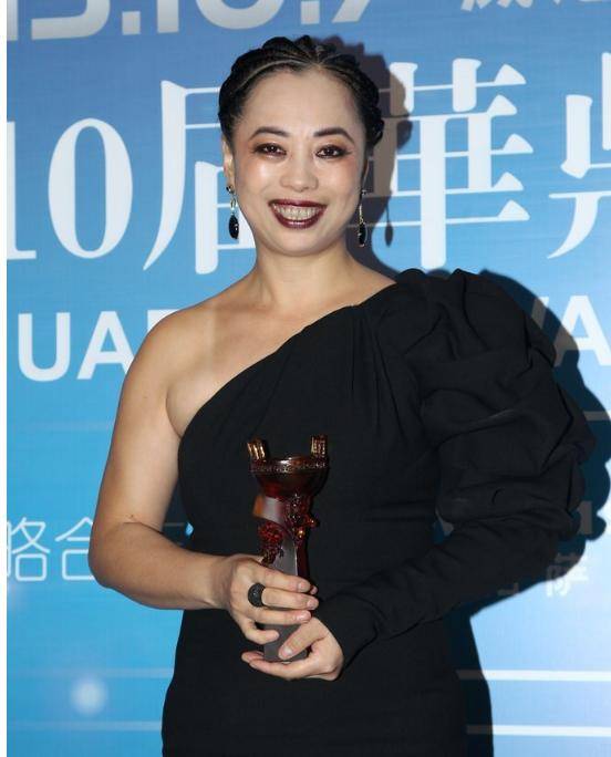 黄绮珊现身商演现场,开口卖力唱歌险些翻车,唱功大大下降!