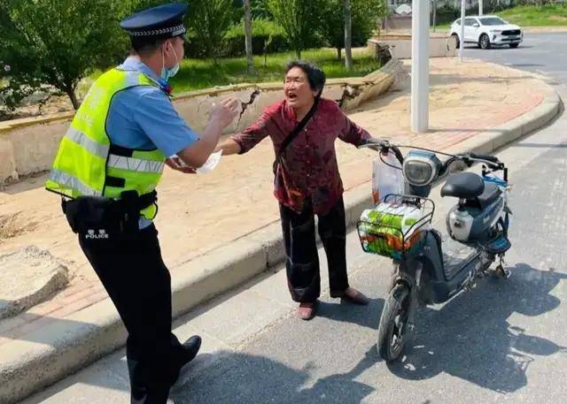 万众一心 众志成城为响应河南省防汛抢险号召,我院河南籍学生荆思远在