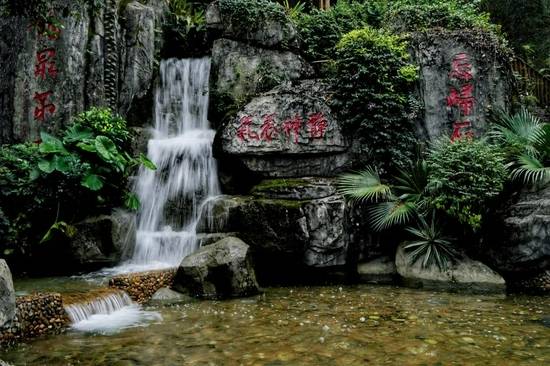 惬意温泉体验,美景尽在眼前