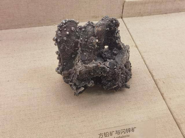 主要含铅矿石有方铅矿,白铅矿和硫酸铅矿没想到,印象里灰灰滴铅族们