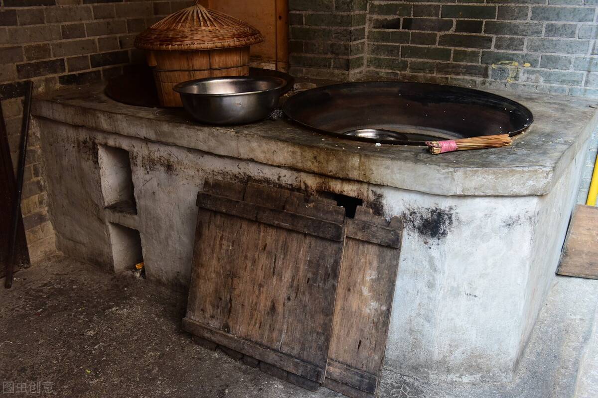 原创农村俗语讲"家中纵有千般事,临睡灶房走一回,有必要吗?
