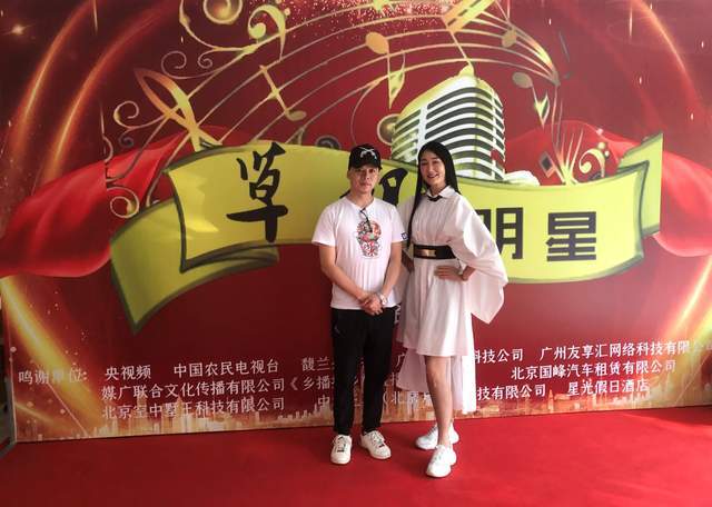 (活动前总导演孙国亮和嘉宾评委吴尚倪合影留念)