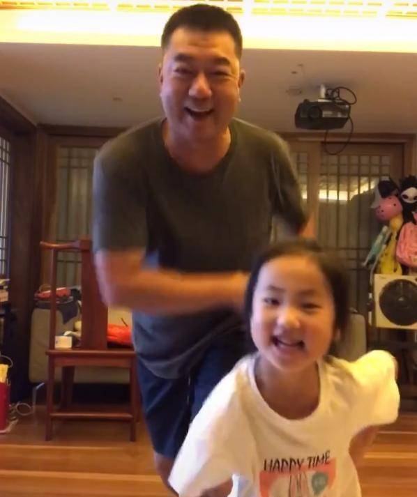 原创52岁董勇改名董泳!晒老来女近照两人越长越像,家中装修太简朴