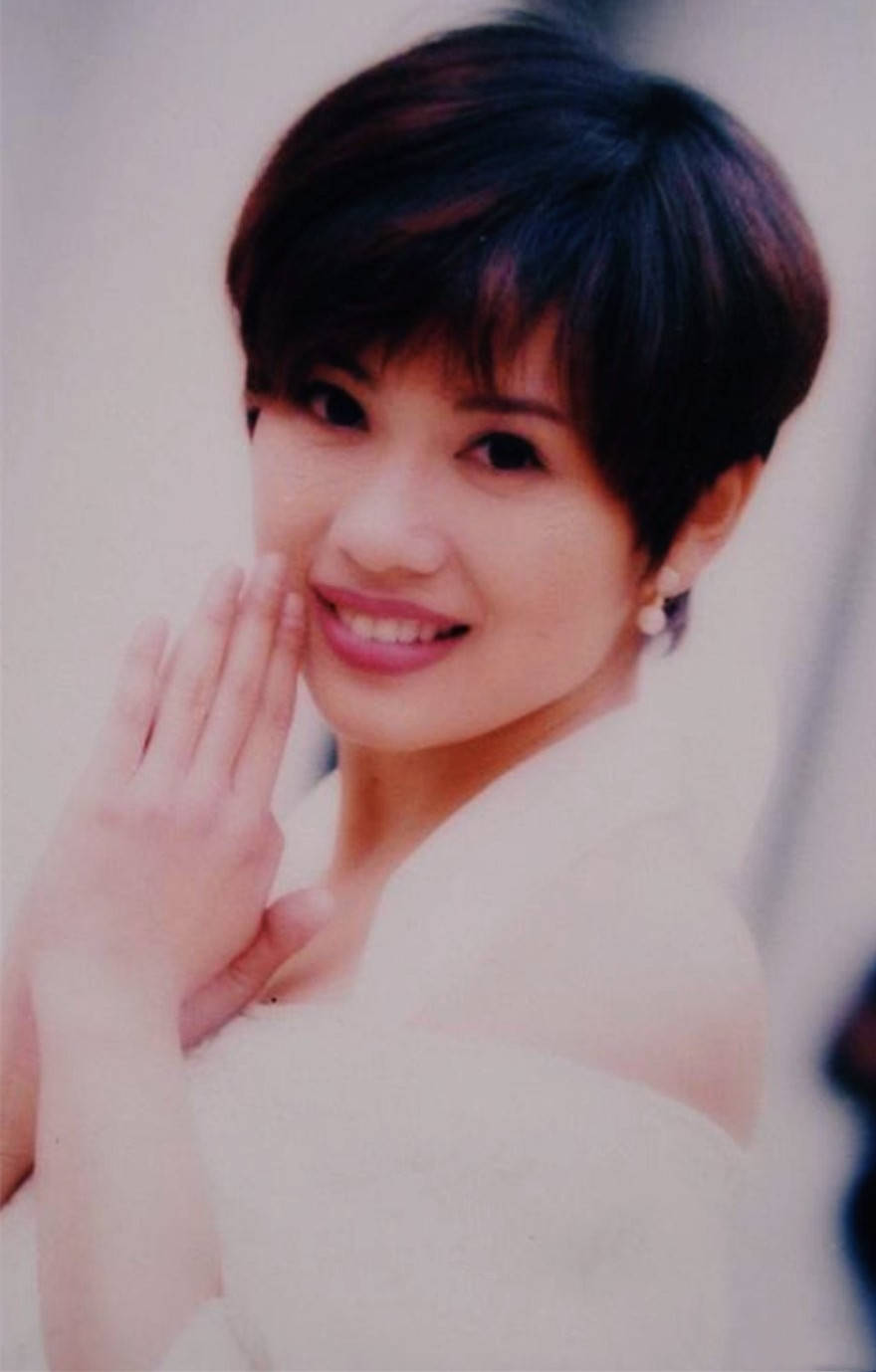 原创陈松伶和父母反目成仇干姐卷走亿万家产不能生育被婆婆嫌弃