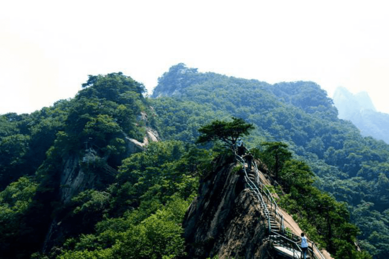 辽宁一名山,夏季气温24℃,怪石遍布风景秀丽,为何游客