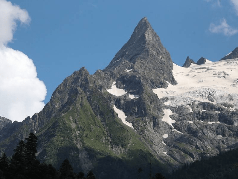 俄罗斯高加索山脉风景美如画 吸引大批游客
