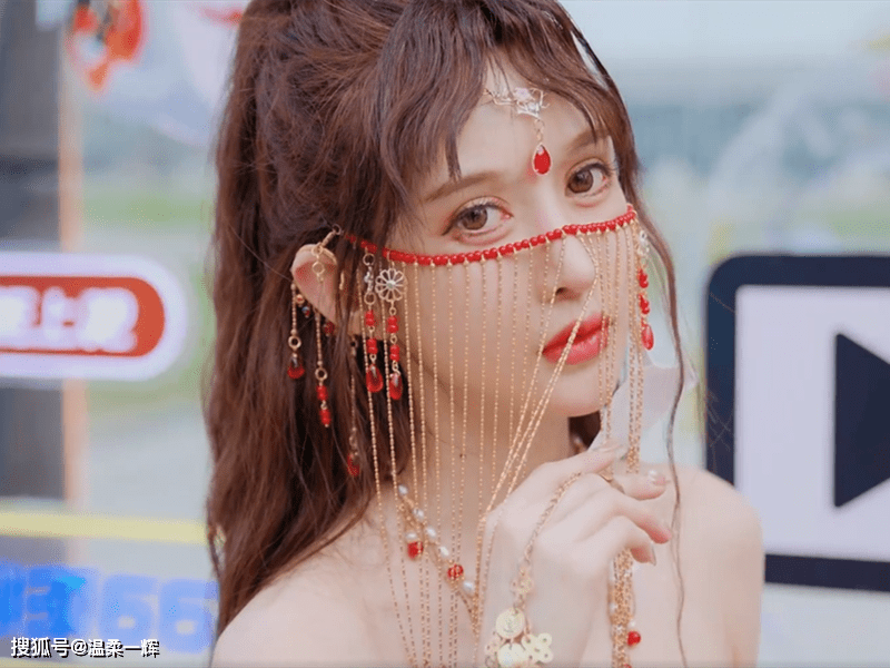 chinajoy王羽杉红衣亮相,异域风情唯美演绎,现场还有奥特曼