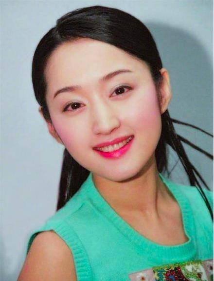 杨钰莹年轻时长着一张初恋脸很美,而她的童年照却是更
