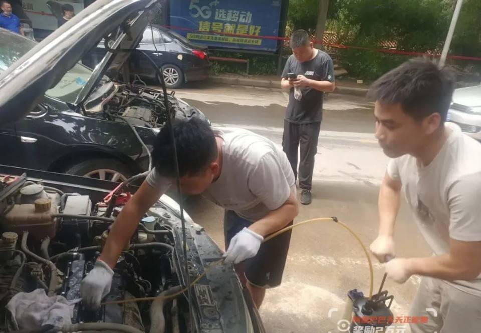 雨后郑州街头,这群外地小伙5天免费修车600辆:有一分热发一分光