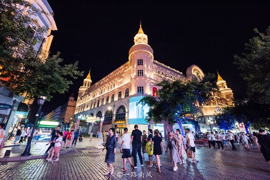 原创哈尔滨最热闹的步行街遍布各种欧式建筑夜景特别好看