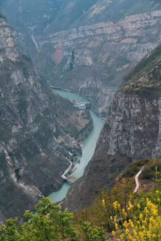 峡谷,西起乌斯河东至金口河,地跨四川省的乐山市金口河区,雅安市汉源