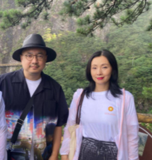 原创陶虹罕变小女人和丈夫徐峥爬山状态好结婚十八年眼神惹人羡