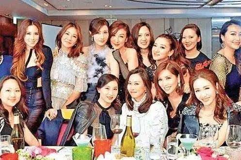 甘比被李嘉欣冷漠对待,香港名媛圈阶级很明显,豪门阔太不好当