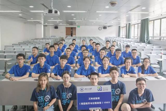 很多人表示恭喜张锡峰考出了一个学霸应有的成绩,但是另一些人却扫兴