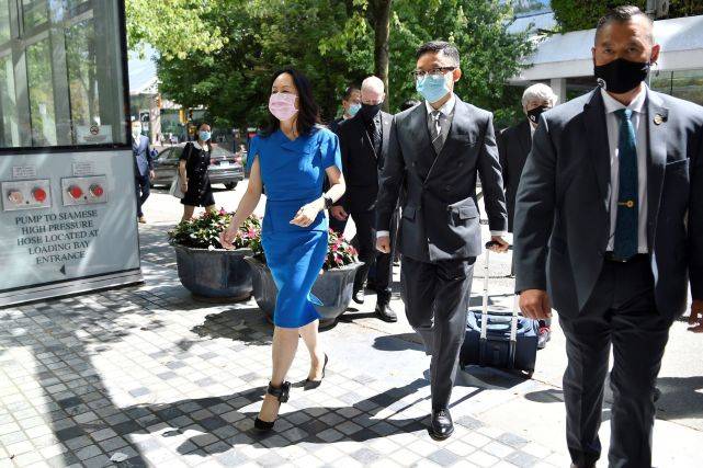 时隔1个多月孟晚舟闪耀亮相!蓝裙新造型真霸气,波浪卷发太好看