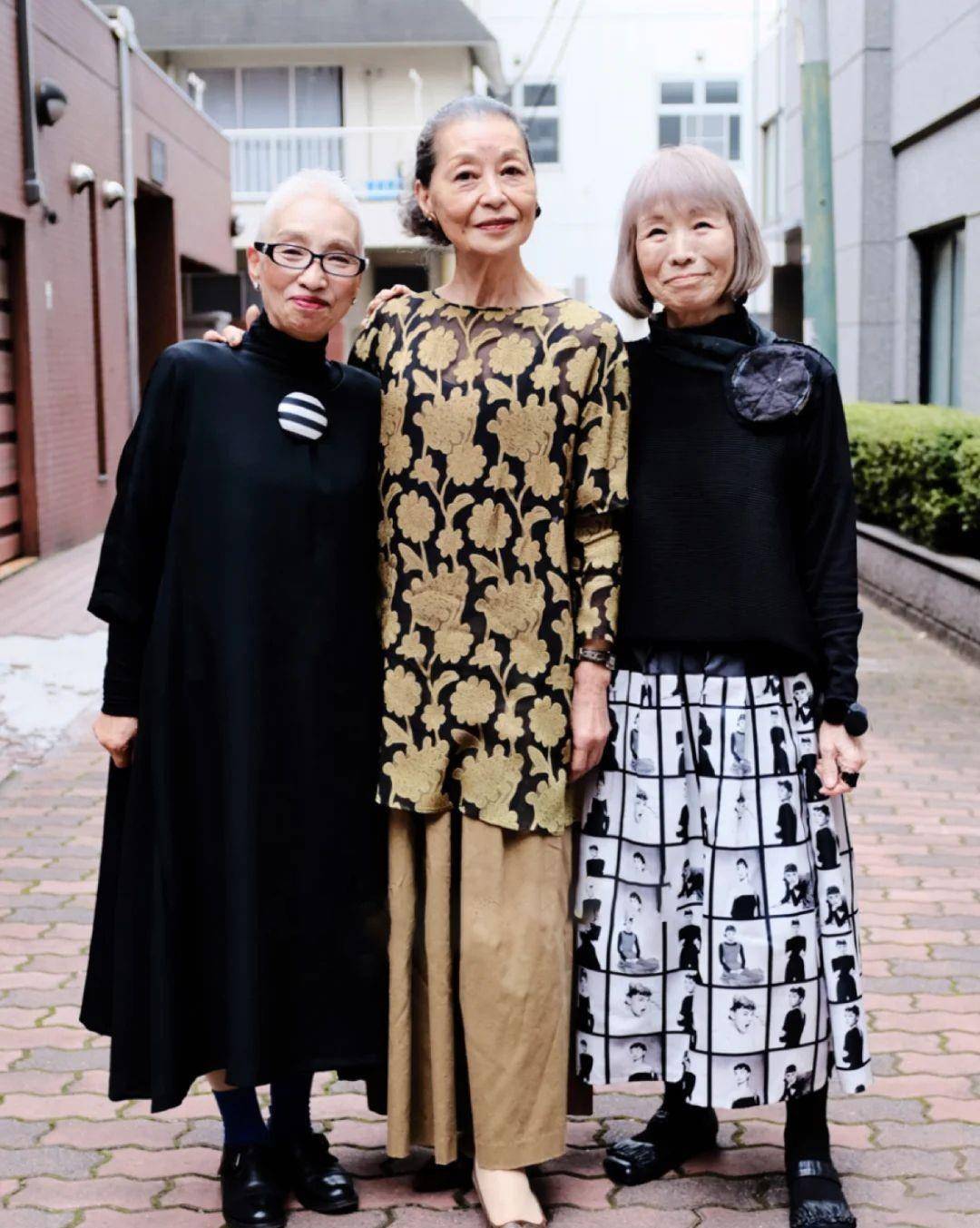 日本街头"老年人"多会穿?穿衣简单日常,不扮嫩不老气