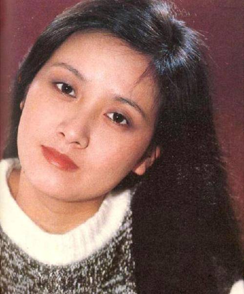原创和张国立结婚32年老公执意打胎如今膝下无子的邓婕过得怎样